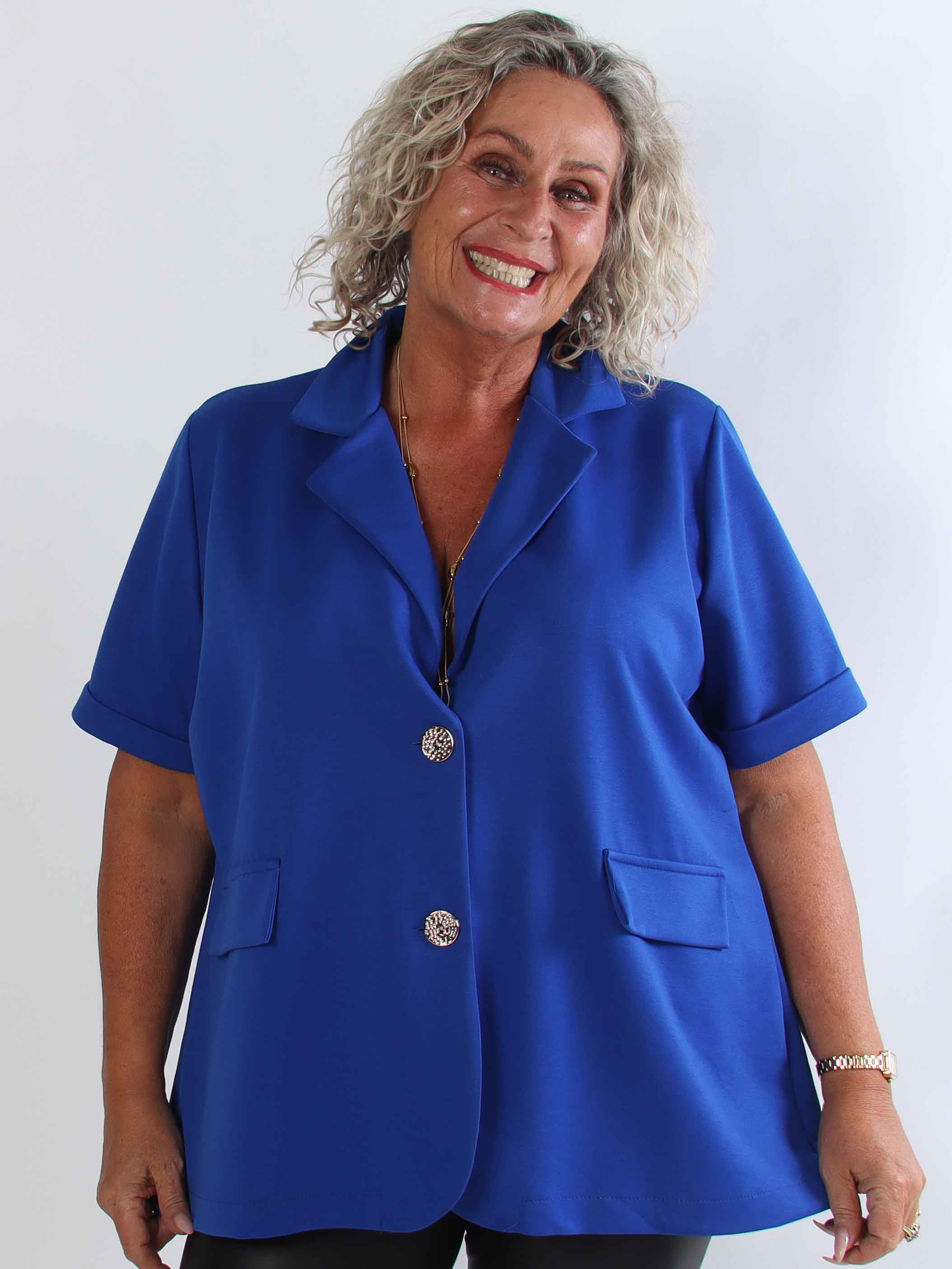 Elodie - Blød plus size blazer med korte ærmer og guldfarvede knapper